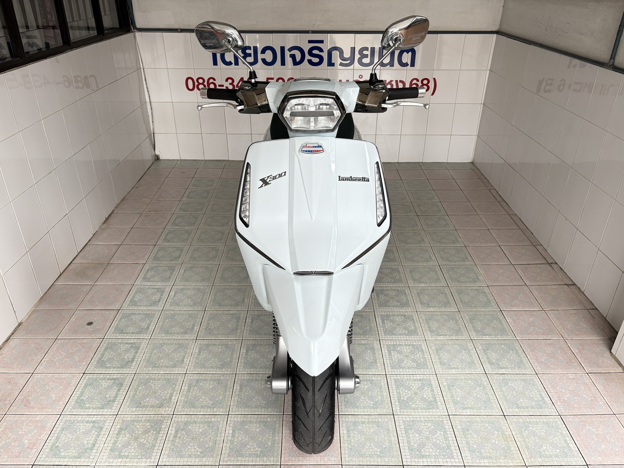 Lambretta X300 ขาว4 (1)