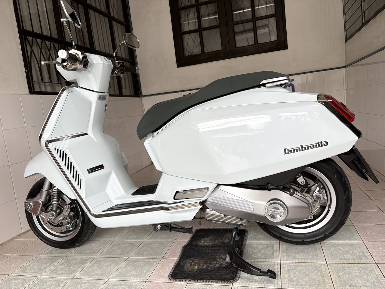 Lambretta X300 ขาว4 (6)