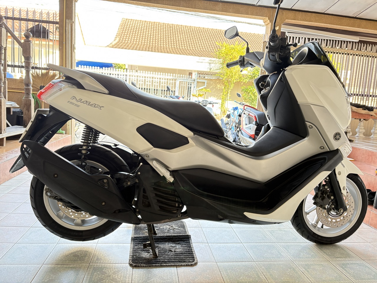Yamaha N-Max ขาว3 (5)