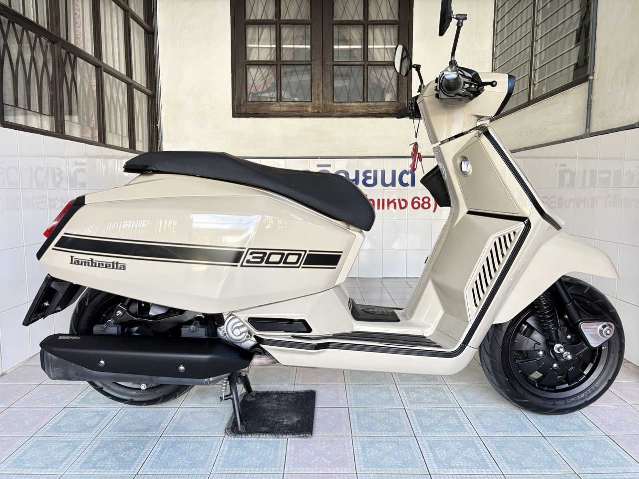 Lambretta X300 SR ขาว3 (2)