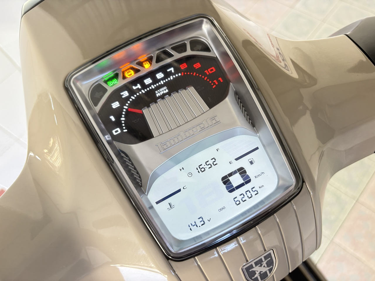 Lambretta X300 SR ขาว3 (4)