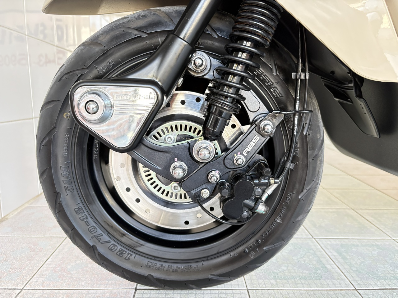 Lambretta X300 SR ขาว3 (5)