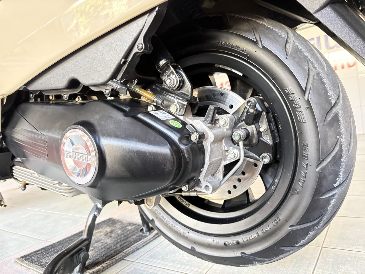 Lambretta X300 SR ขาว3 (6)