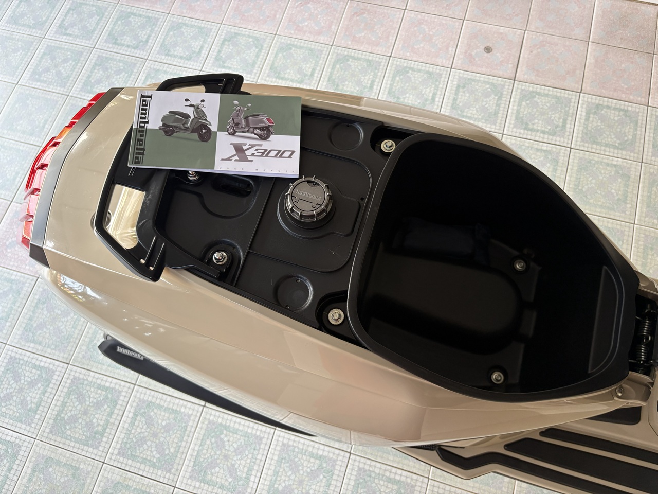 Lambretta X300 SR ขาว3 (8)